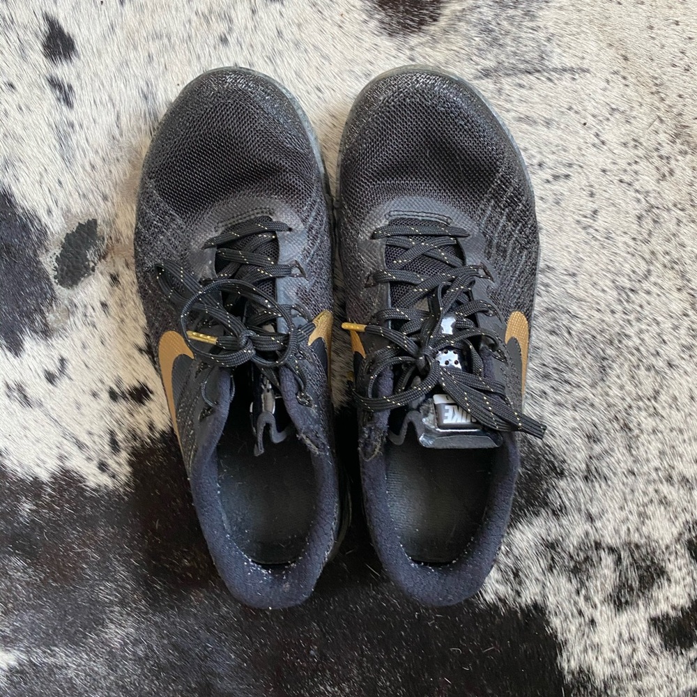 Nike Metcon Size 6 Black and Gold